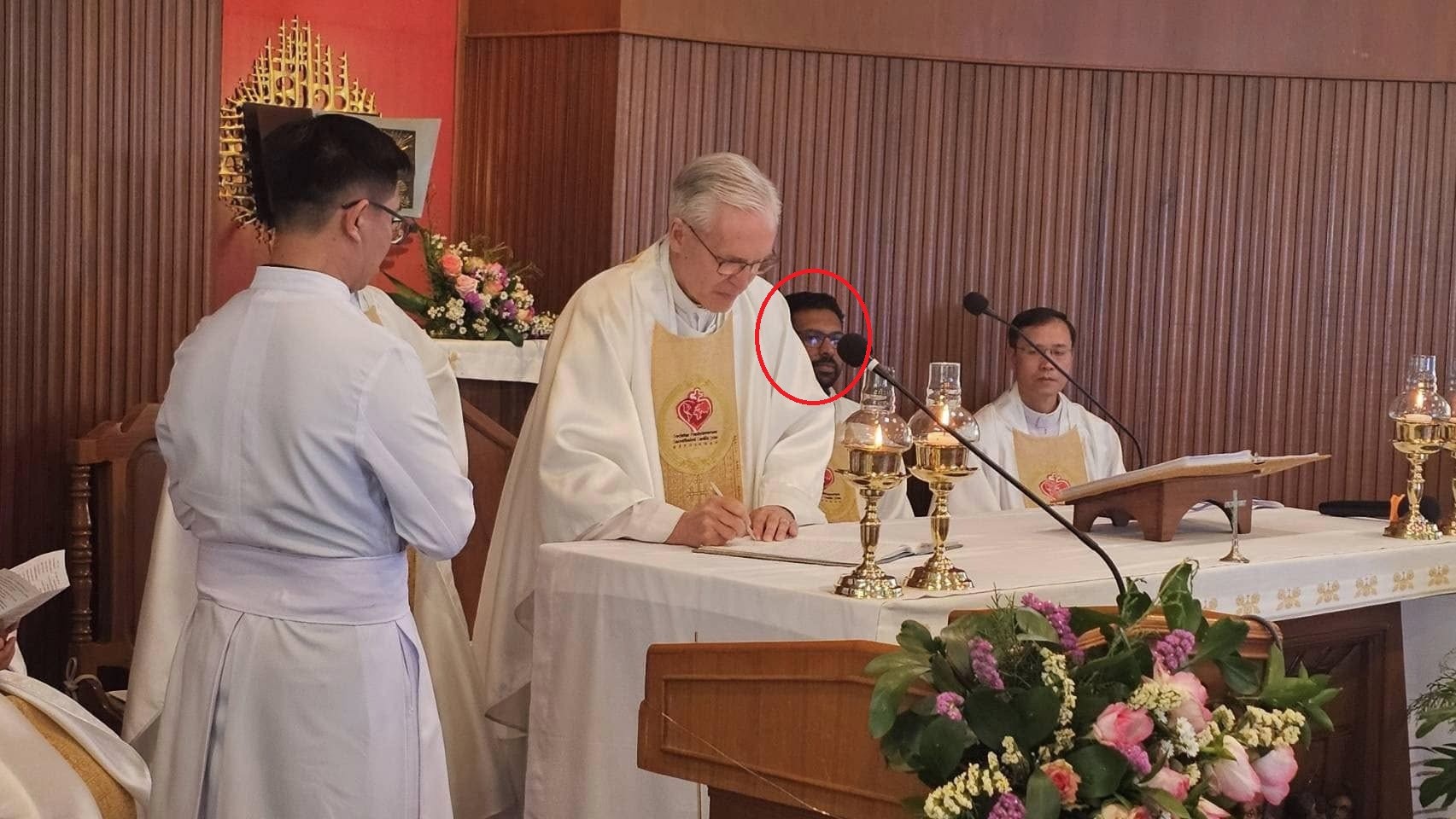 Con lentes sobre el altar, Agín, superior betarramita. En el círculo rojo, Wilfred Pereppadan en Tailandia. De las redes sociales de la orden. Con lentes sobre el altar, Agín, superior betarramita. En el círculo rojo, Wilfred Pereppadan en Tailandia. De las redes sociales de la orden.