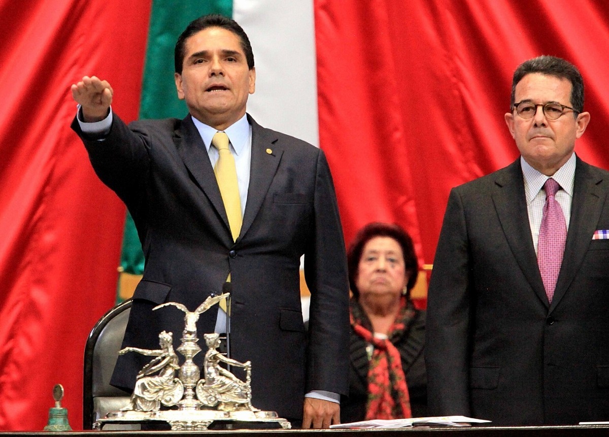 Interpol va por exgobernador de Michoacán