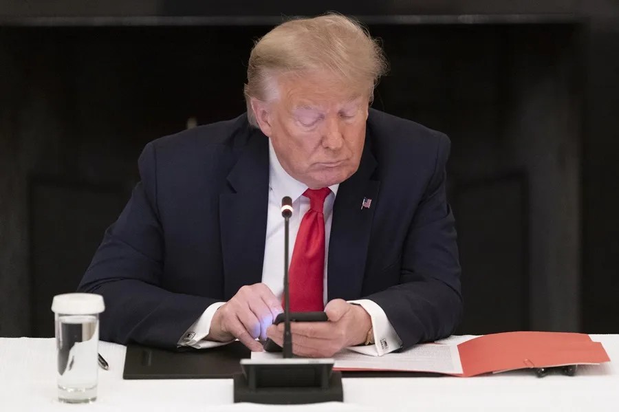 Gobierno de Trump envía por accidente planes bélicos a un periodista