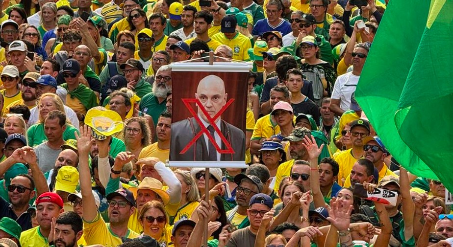 El magistrado Alexandre de Moraes, uno de los que juzgará a los encausados por el intento de golpe en el Tribunal Supremo Federal, es el principal objetivo de la extrema derecha dentro del Poder Judicial de Brasil, incluso con planes para asesinarlo, por ser el relator de los procesos que pueden conducir al expresidente Jair Bolsonaro a prisión. Marcelo Camargo / Agência Brasil El magistrado Alexandre de Moraes, uno de los que juzgará a los encausados por el intento de golpe en el Tribunal Supremo Federal, es el principal objetivo de la extrema derecha dentro del Poder Judicial de Brasil, incluso con planes para asesinarlo, por ser el relator de los procesos que pueden conducir al expresidente Jair Bolsonaro a prisión. Marcelo Camargo / Agência Brasil
