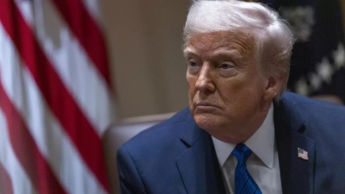 Trump anuncia arancel del 25% para “todos” los autos sin fabricar en EEUU