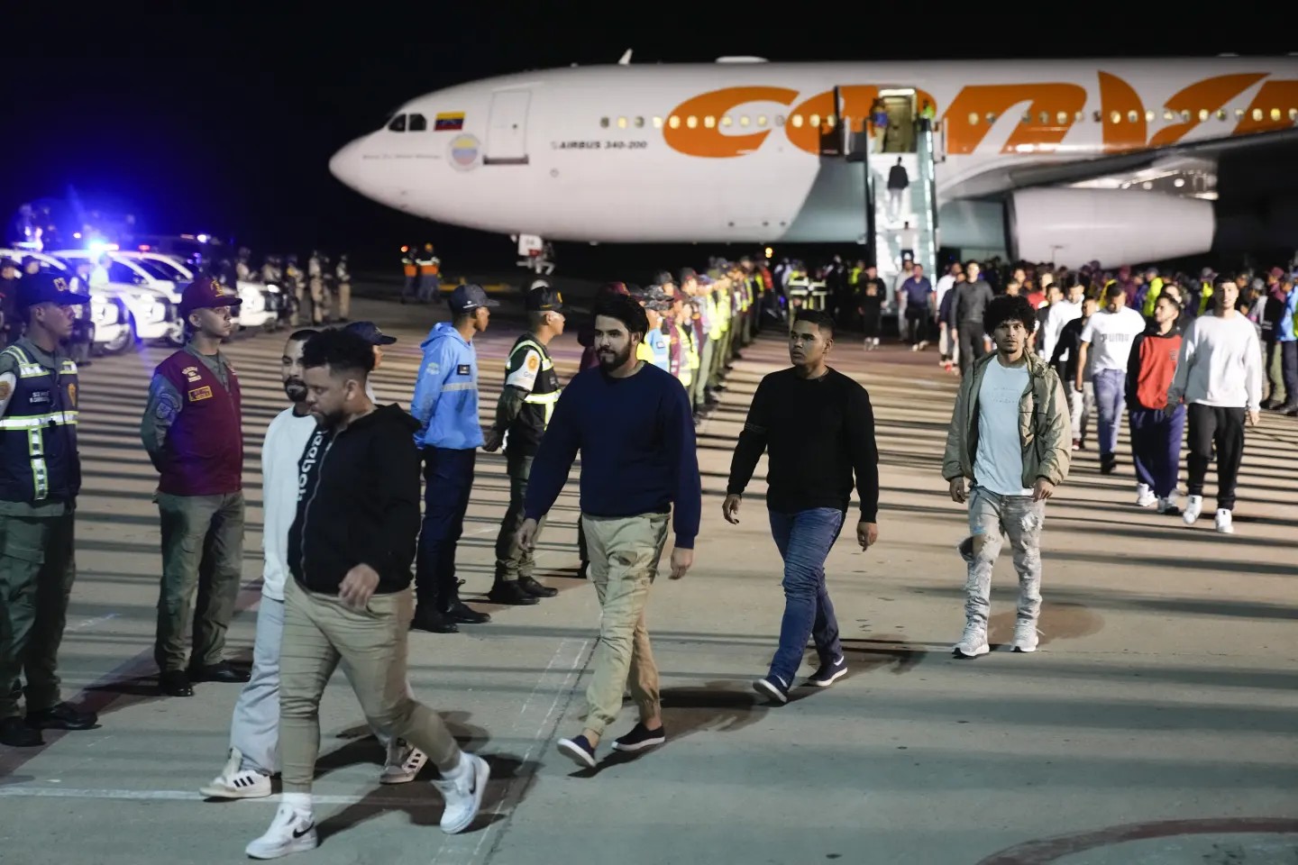 Trump pide a la Corte Suprema reanudar deportaciones de venezolanos.