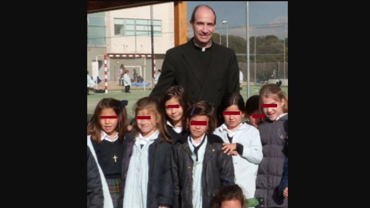 Marcelino de Andrés Núñez, former secretary of Marcial Maciel, with students of the Highlands Catholic School in Northern Madrid. Legion of Christ social media.