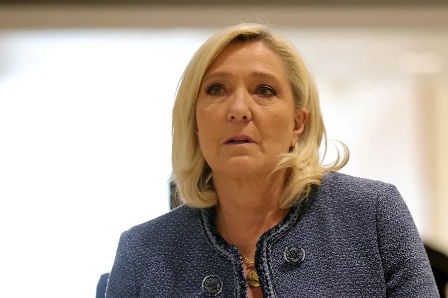 Marine Le Pen, inhabilitada para cargos públicos y dos años de prisión