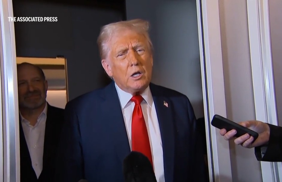 Trump considera opciones para un tercer mandato como presidente