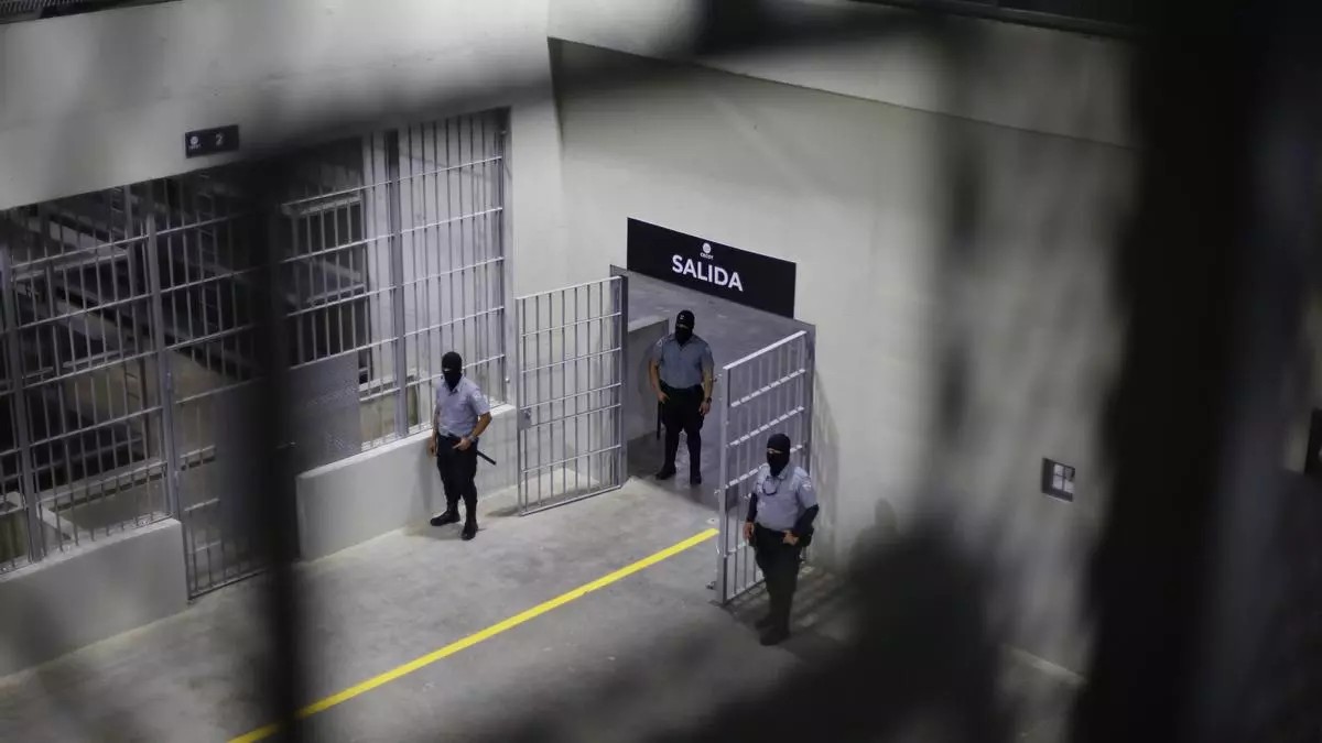 Andry Hernández, deportado por sus tatuajes, a la prisión de El Salvador
