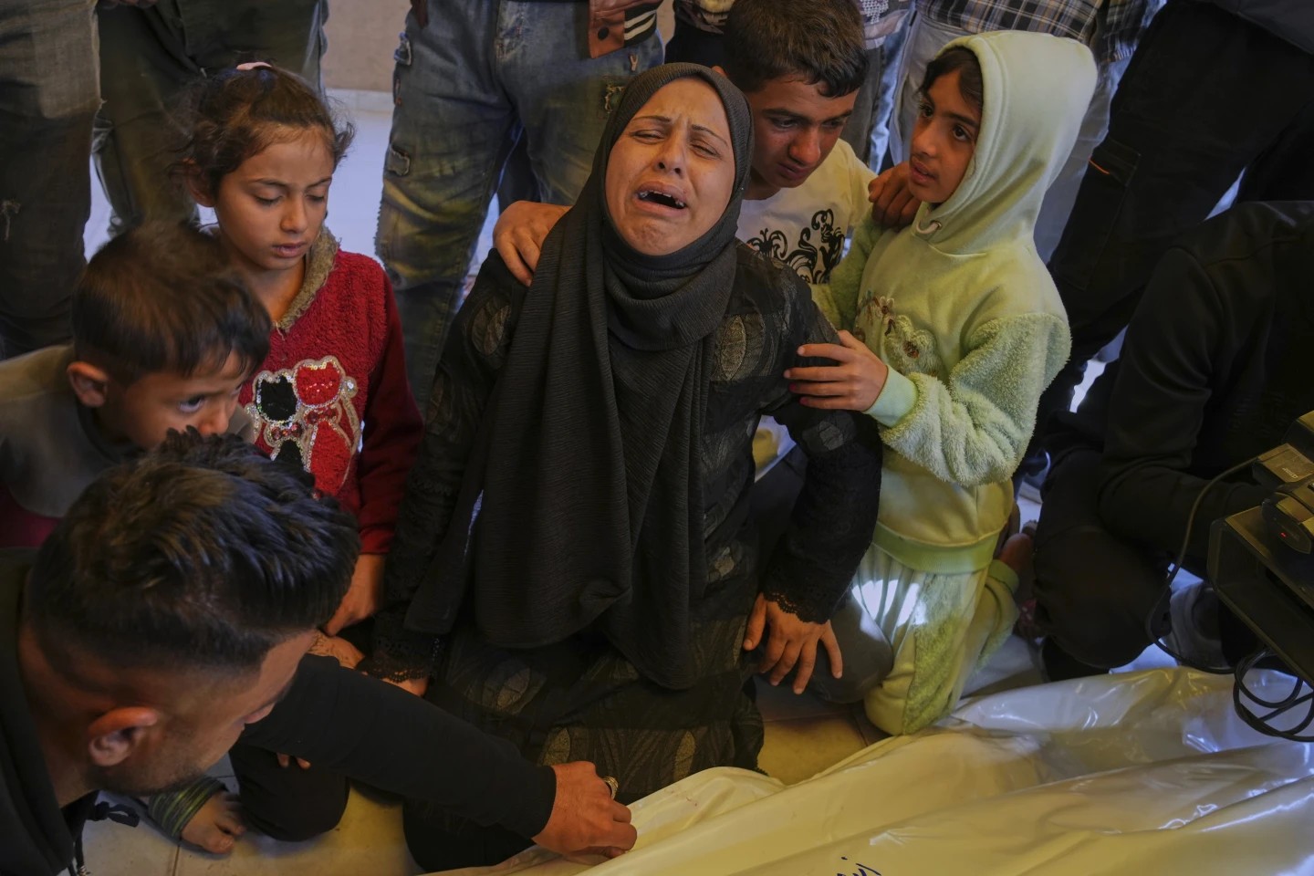 Inas Al Aqqad llora el cuerpo de su esposo, quien fue asesinado en un ataque del ejército israelí, antes de su entierro en el hospital de Jan Yunis el 3 de abril de 2025. Foto: AP / Jehad Alshrafi