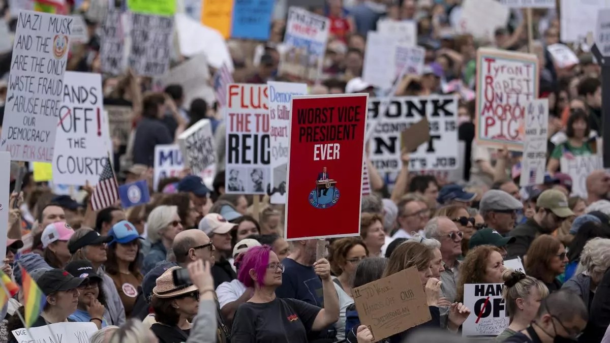 Manifestantes protestan contra los recortes de Trump y Musk en ciudades de todo EEUU. Foto: EFE | WILL OLIVER