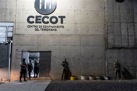 Bukele recibe a migrantes en su prisión sin el debido proceso