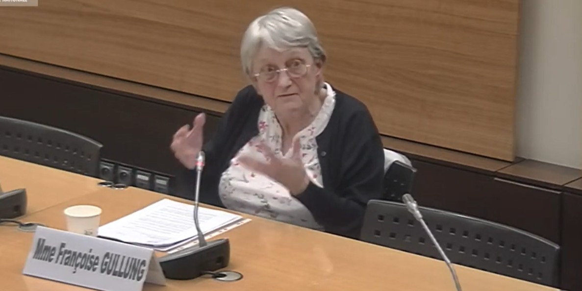 La profesora jubilada Gullung durante su testimonio, marzo de 2025.