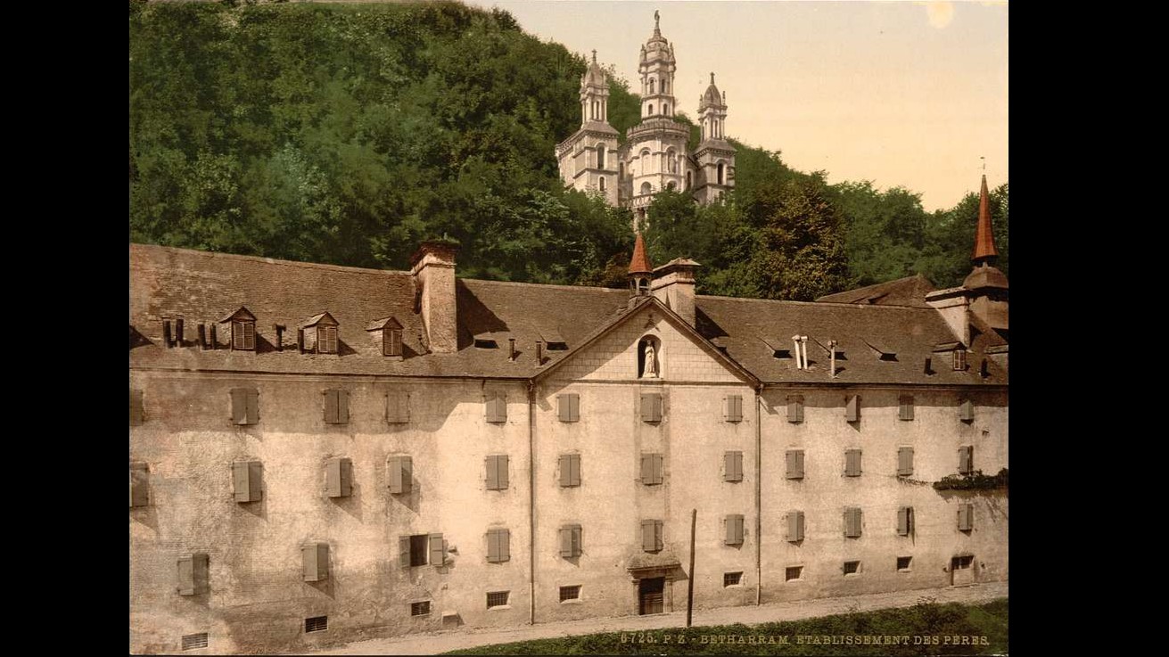 Uno de los edificios del Colegio de Nuestra Señora de Bétharram a finales del siglo XIX.