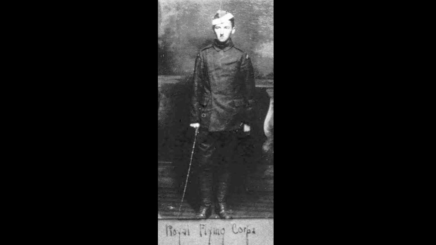 Faulkner como voluntario en lo que ahora es la Real Fuerza Aérea de Canadá.