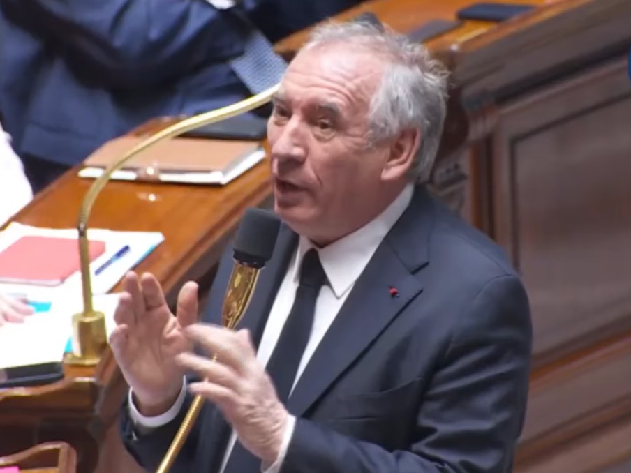 Bayrou durante una intervención en el salón de debates de la Asamblea Nacional de Francia. 2025.