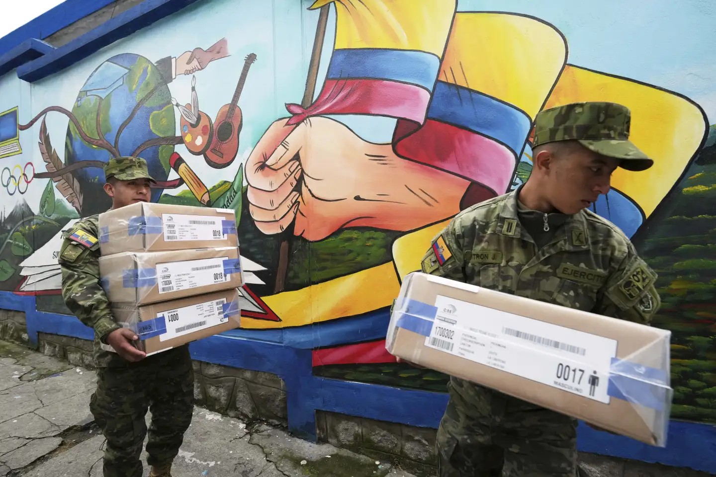 Soldados del Ejército de Ecuador llevan las boletas electorales a un centro de votación. Foto: AP