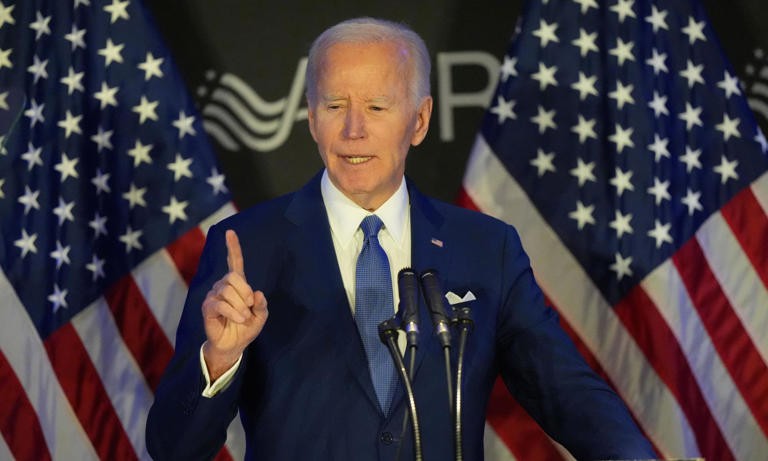 Joe Biden acusa a Trump y Musk de atacar el Seguro Social con recortes