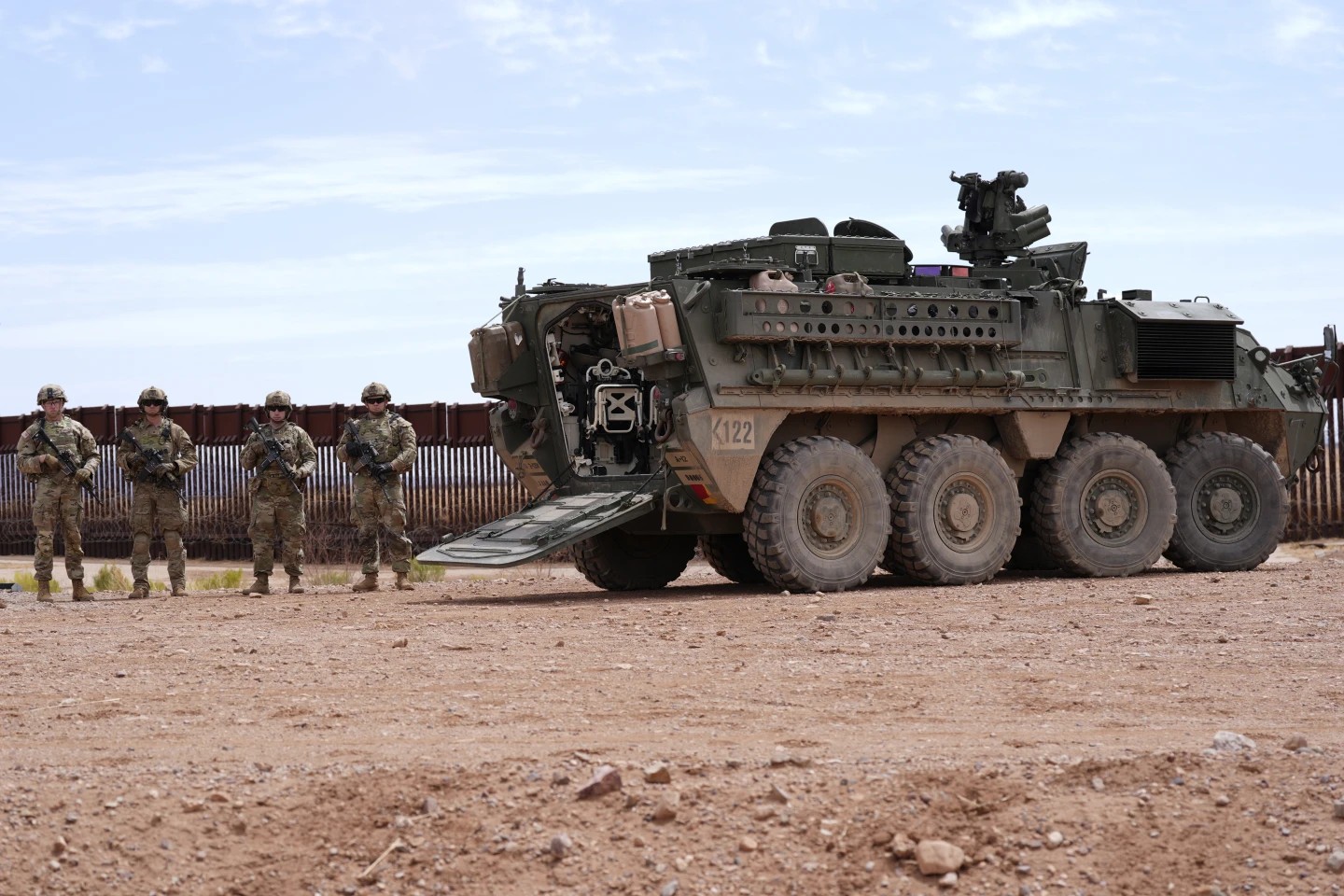 Trump militariza frontera con México en violación de ley federal