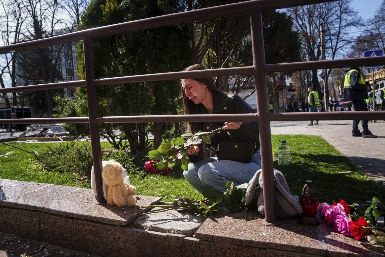 Familiar de una de las víctimas civiles tras el ataque ruso. Foto: AP Familiar de una de las víctimas civiles tras el ataque ruso. Foto: AP