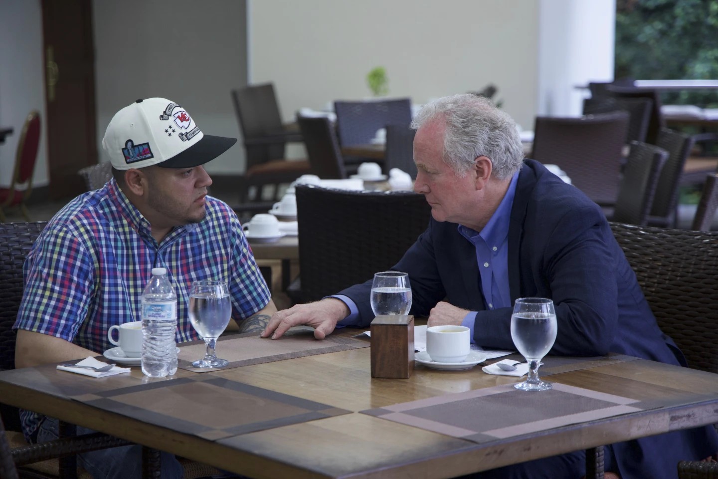 Senador Van Hollen se reúne con Kilmar Abrego García en El Salvador