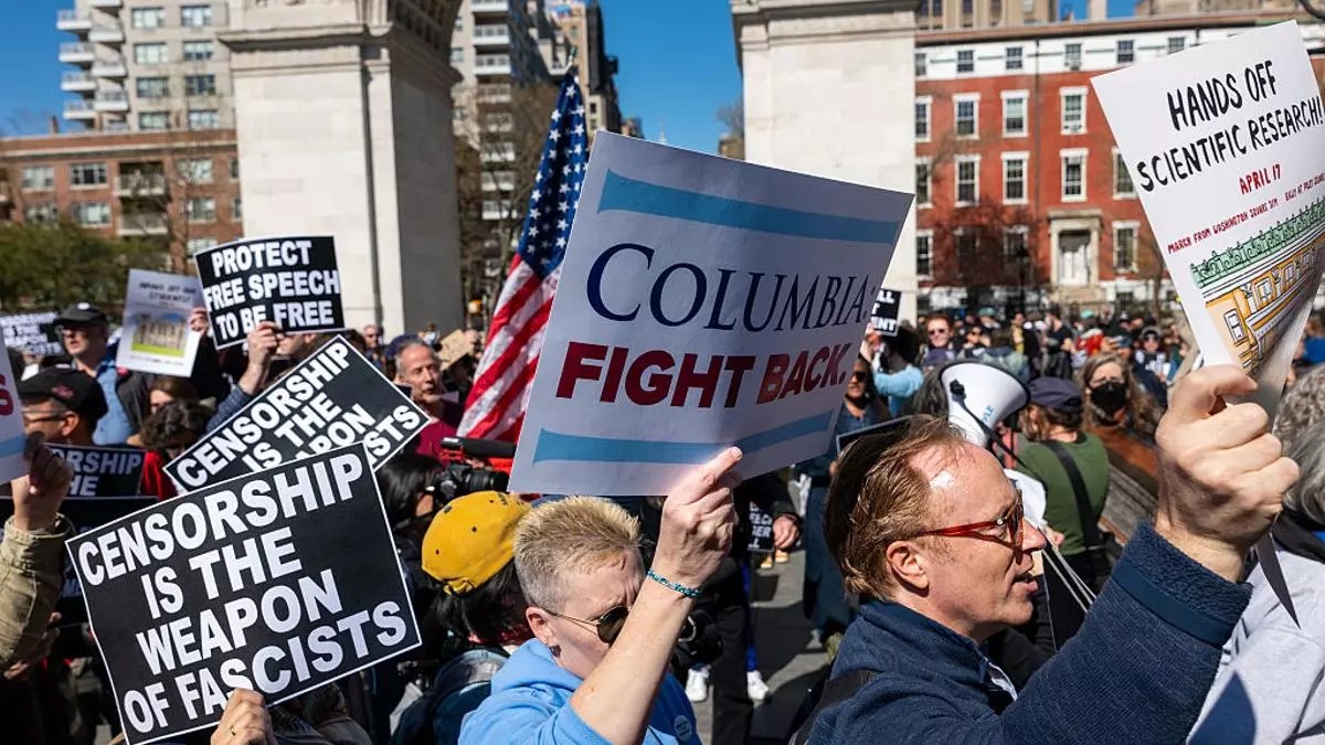 Un grupo de manifestantes en la protesta para apoyar a las universidades, el 17 de abril en Nueva York. Foto: Spencer Platt/Getty