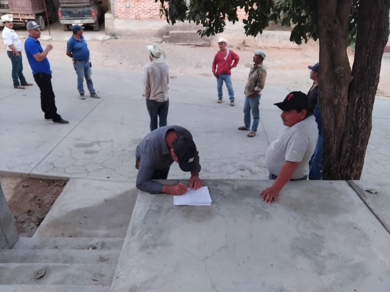 Firmas en la región serrana de Chihuahua por la libertad de Hugo Amed Schultz. Foto: Los Ángeles Press Firmas en la región serrana de Chihuahua por la libertad de Hugo Amed Schultz. Foto: Los Ángeles Press