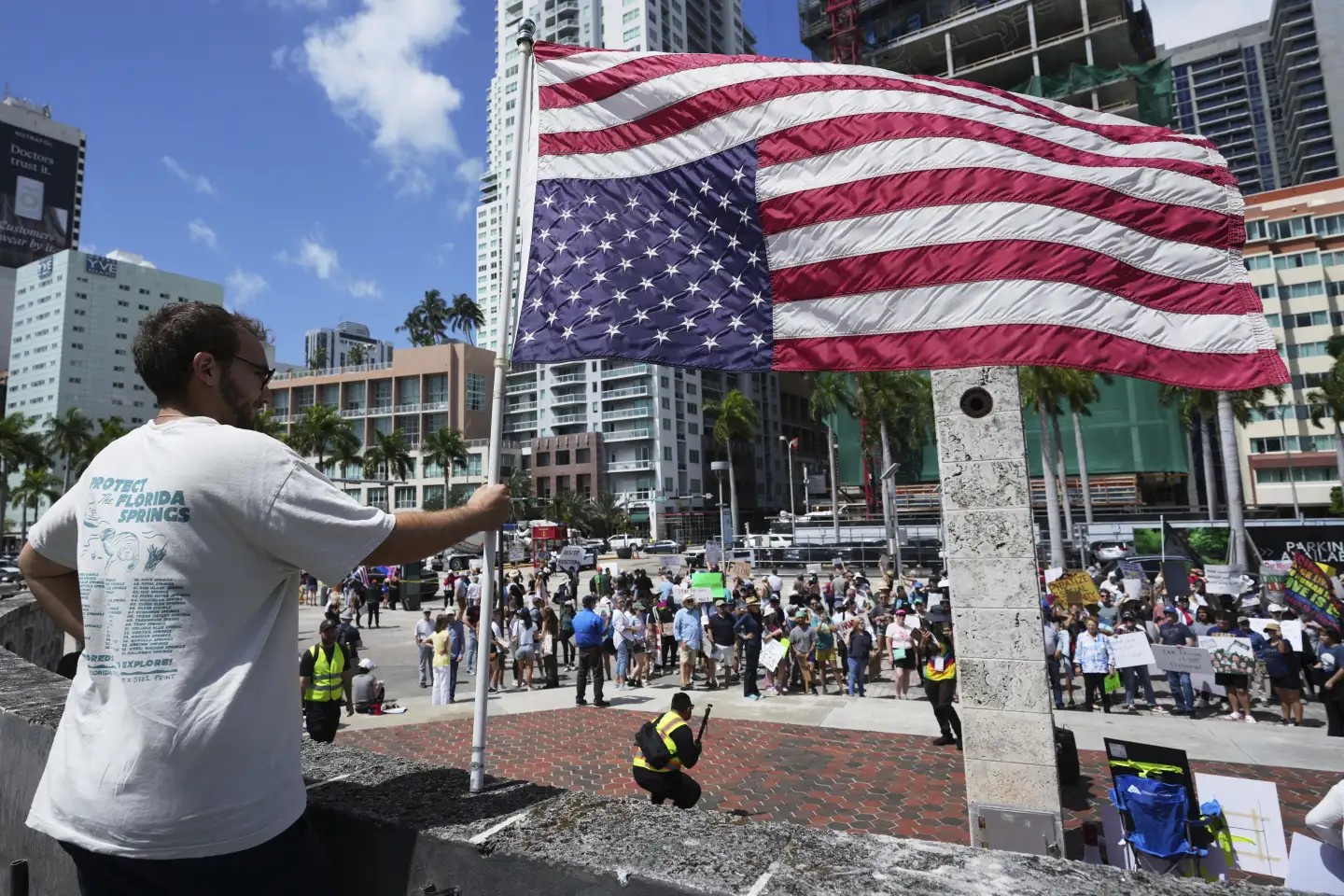 Alberto Rosales sostiene una bandera de Estados Unidos al revés como lo que él llama un “símbolo de crisis” durante una protesta contra la administración de Trump, el sábado 19 de abril de 2025, en Miami. (Foto AP/Lynne Sladky) Alberto Rosales sostiene una bandera de Estados Unidos al revés como lo que él llama un “símbolo de crisis” durante una protesta contra la administración de Trump, el sábado 19 de abril de 2025, en Miami. (Foto AP/Lynne Sladky)