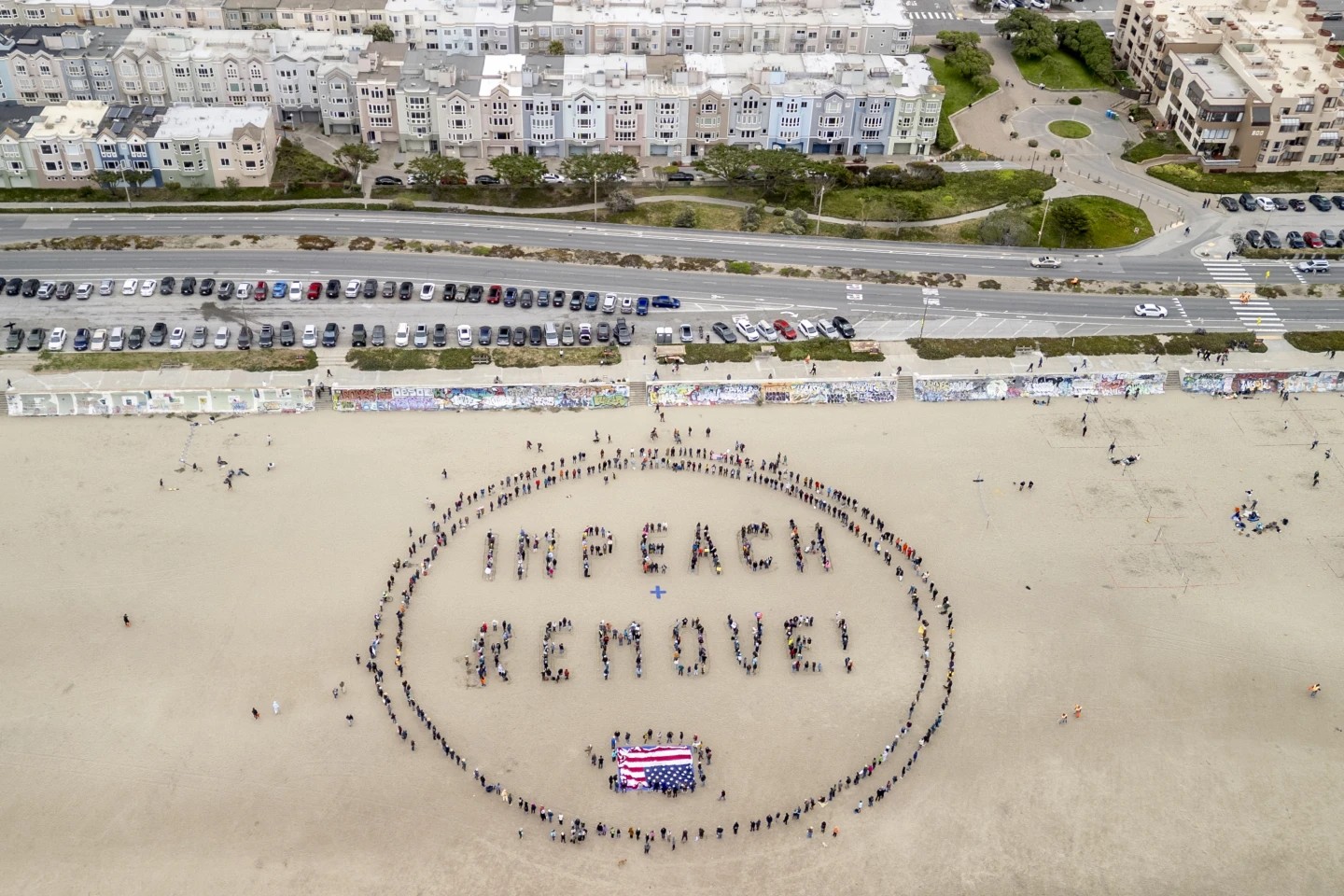Manifestantes forman un cartel humano con el mensaje “Impeach & Remove” en Ocean Beach durante una protesta contra el presidente de Estados Unidos, Donald Trump, en San Francisco, el sábado 19 de abril de 2025. (Stephen Lam/San Francisco Chronicle vía AP). Manifestantes forman un cartel humano con el mensaje “Impeach & Remove” en Ocean Beach durante una protesta contra el presidente de Estados Unidos, Donald Trump, en San Francisco, el sábado 19 de abril de 2025. (Stephen Lam/San Francisco Chronicle vía AP).