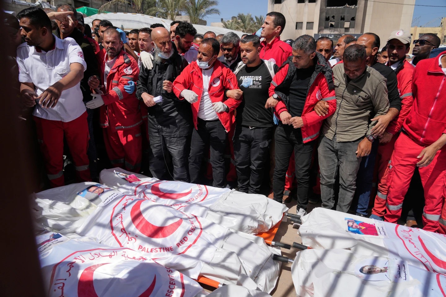 Israel asume “fallos profesionales” en muerte de paramédicos en Gaza