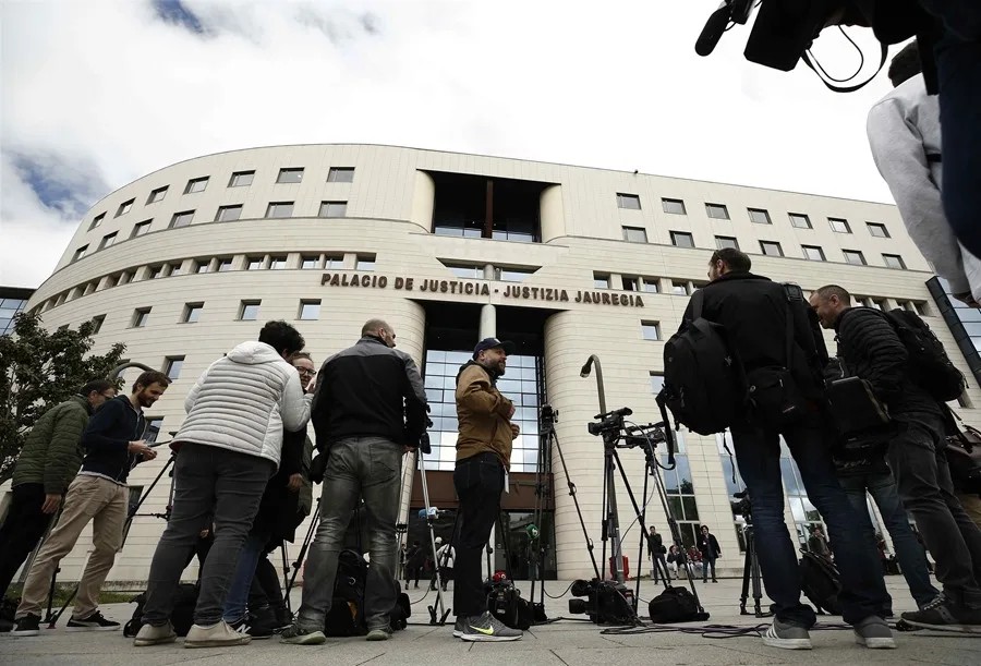 Justicia de España rebaja pena a dos condenados de La Manada