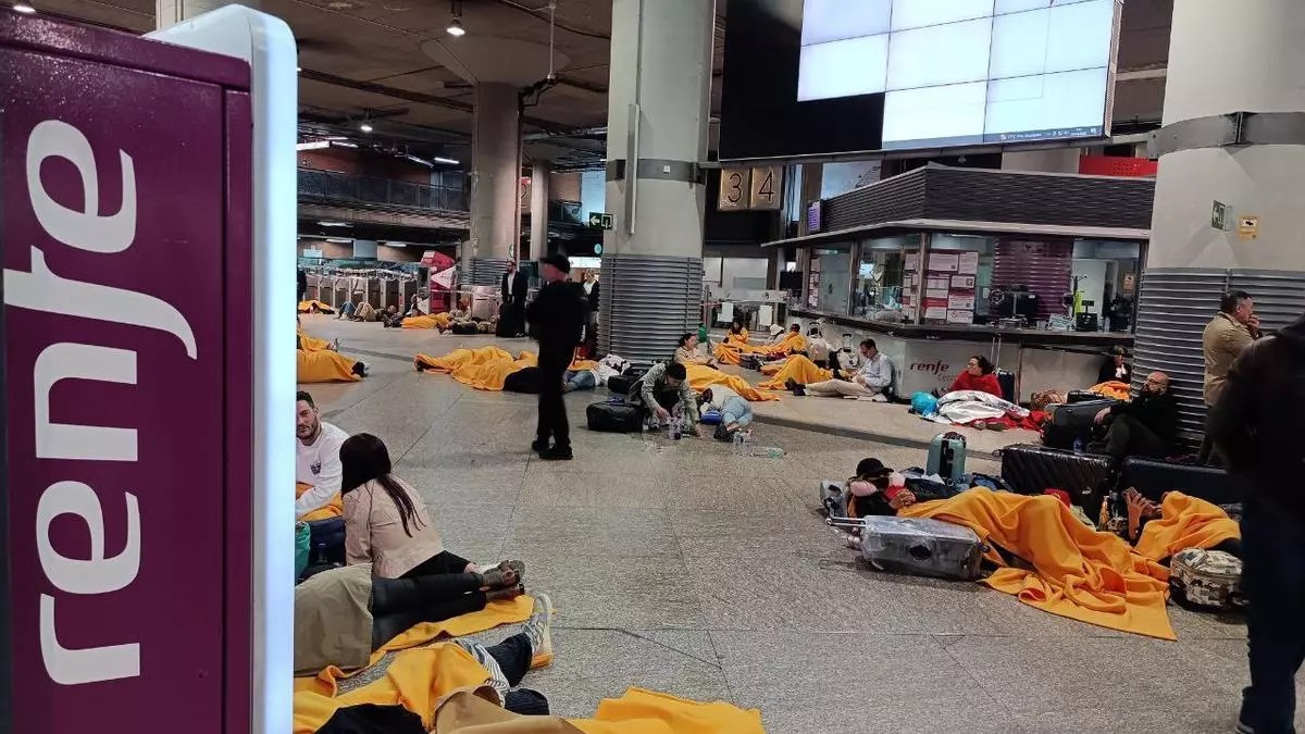 Cientos de personas atrapadas en estaciones tras apagón en España