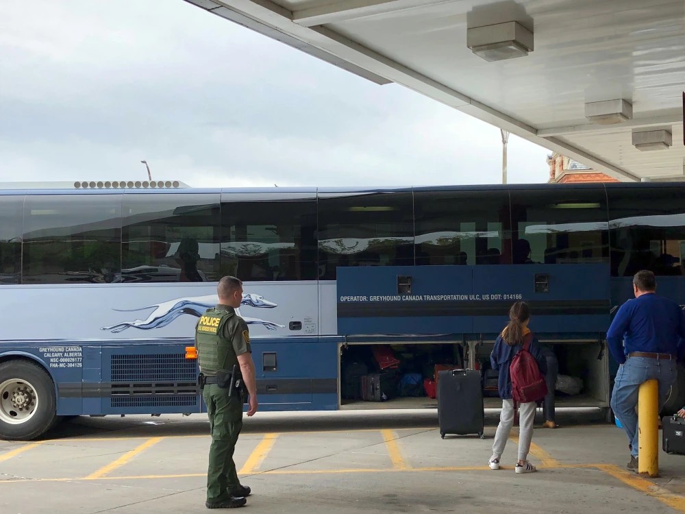 Greyhound cierra paso a operativos migratorios sin orden judicial