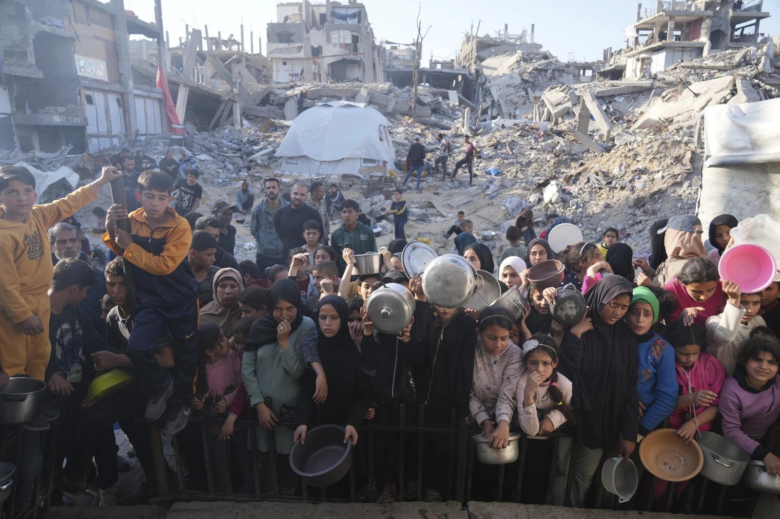 Desesperados en Gaza luchan por conseguir alimentos