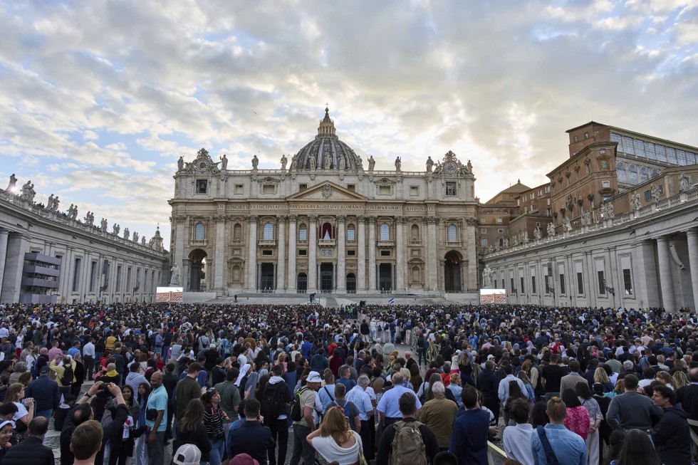 Cardenales regresan a la Capilla Sixtina para elegir un nuevo papa