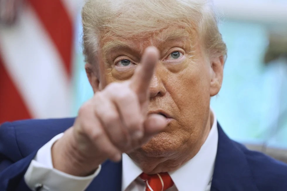 Trump quiere limitar envíos de dinero de migrantes a sus países