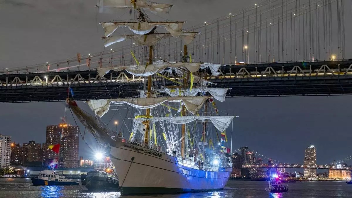 Colisión de un buque mexicano con el puente de Brooklyn en Nueva York