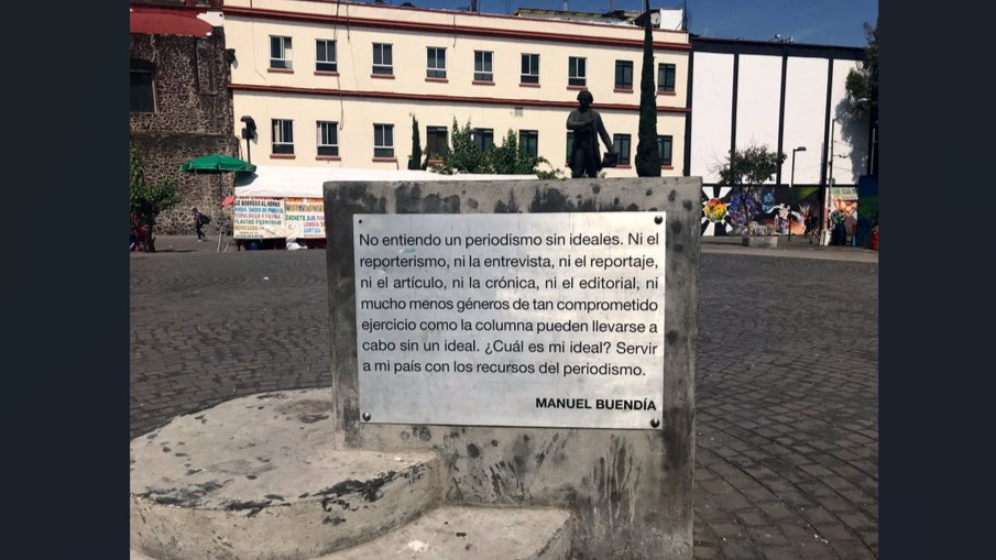 Una placa conmemorativa, con una cita de la obra de Manuel Buendía en la Ciudad de México.