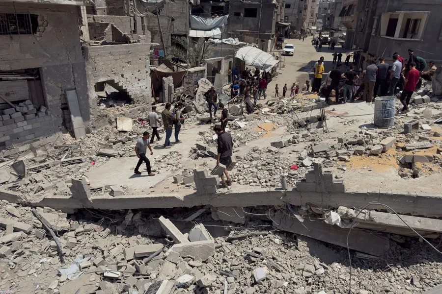Israel bombardea escuela en Gaza; rescatan cuerpos de entre escombros