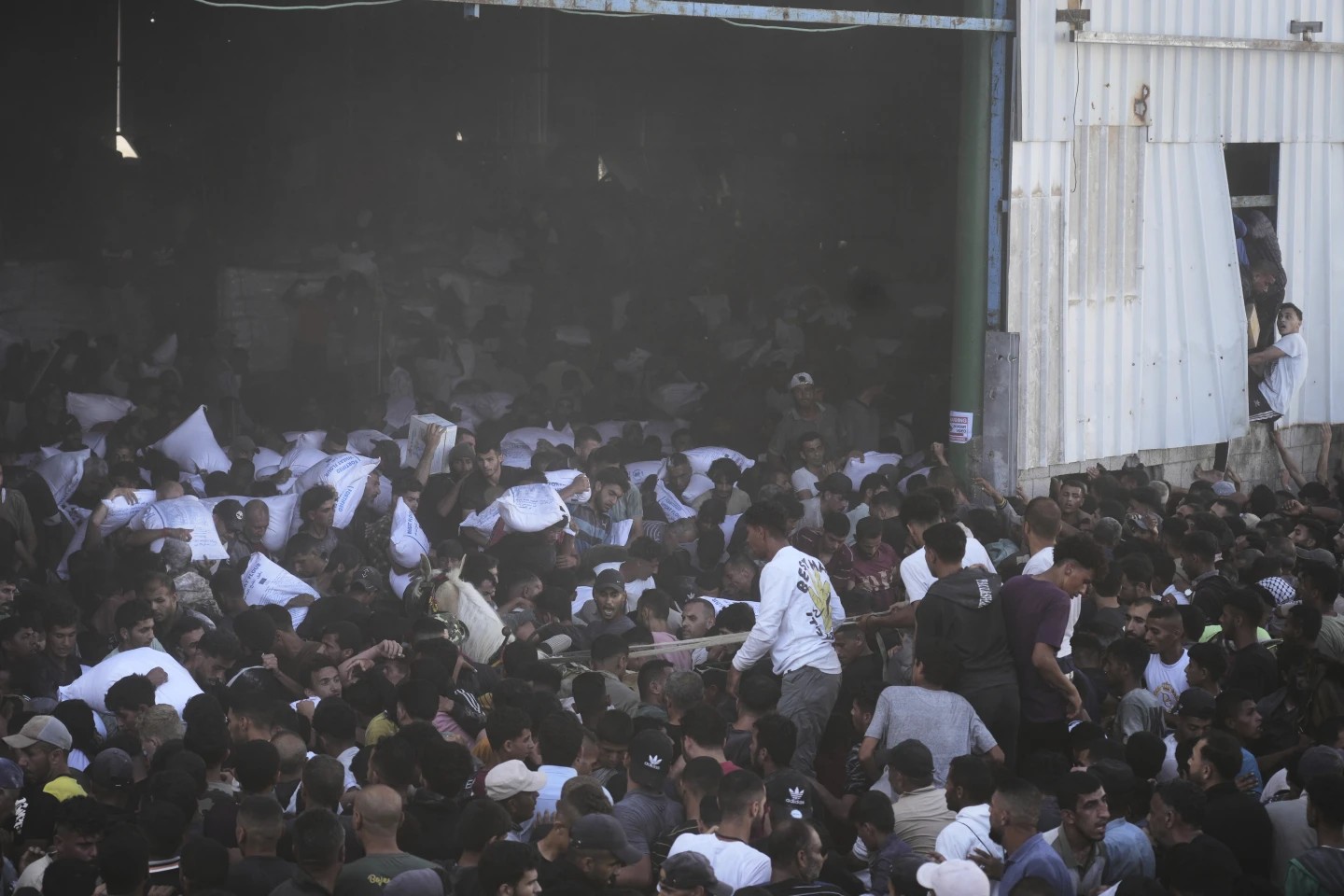 Caos y muertes en Gaza en asalto masivo a almacén de ayuda de la ONU