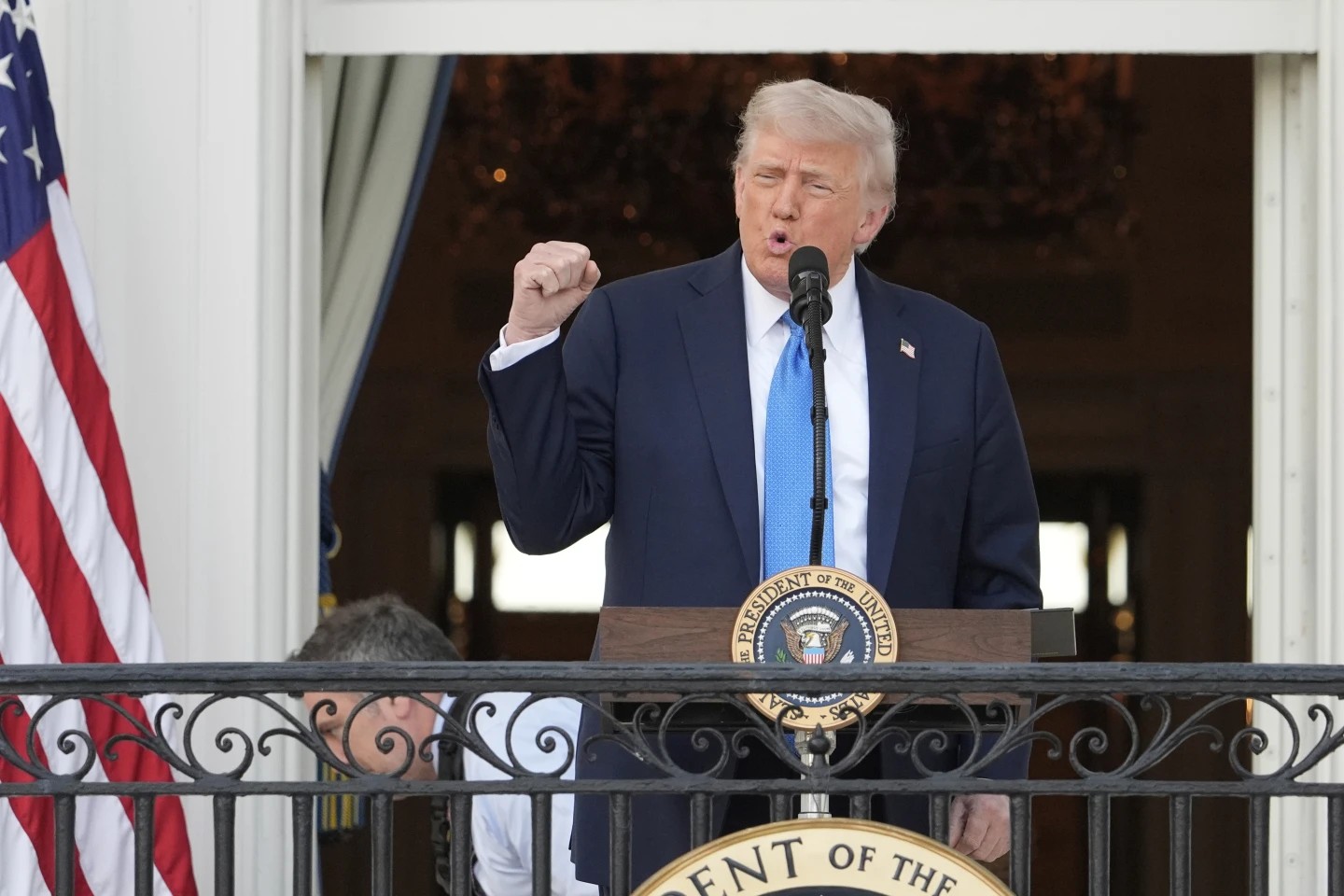 Trump impone veto migratorio a más de 20 países por “seguridad”