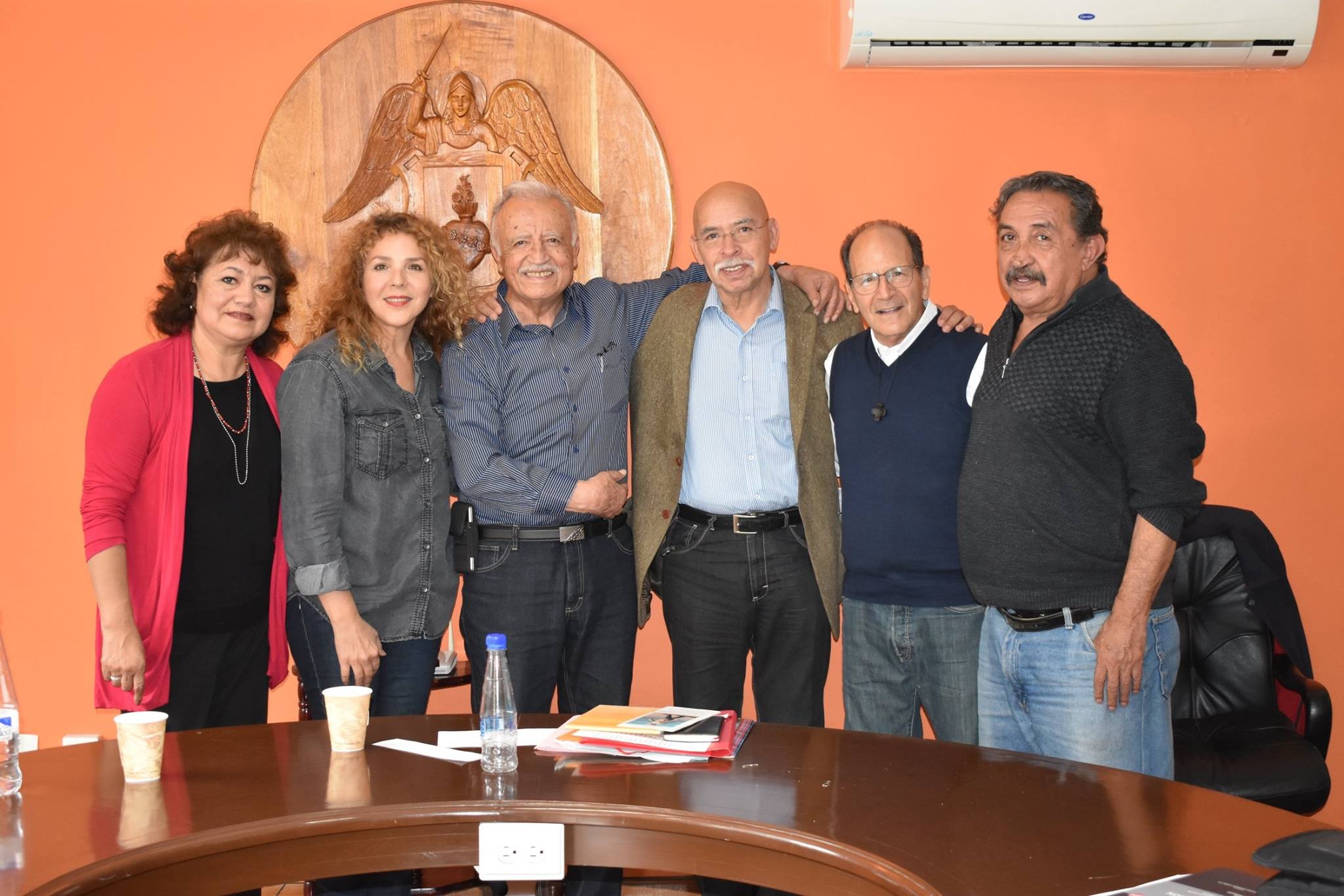 En reunión con el padre Román Ángel Moreno, el periodista José Reveles, el padre Alejandro Solalinde y el activista Ernesto Araiza con la madre de Brenda Quevedo y la periodista Guadalupe Lizárraga.