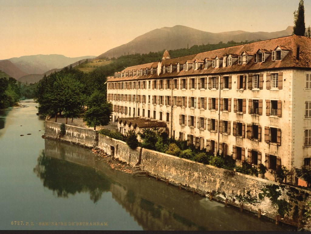 El colegio católico de Bétharram como aparecía en una postal de principios del s. XX. El colegio católico de Bétharram como aparecía en una postal de principios del s. XX.