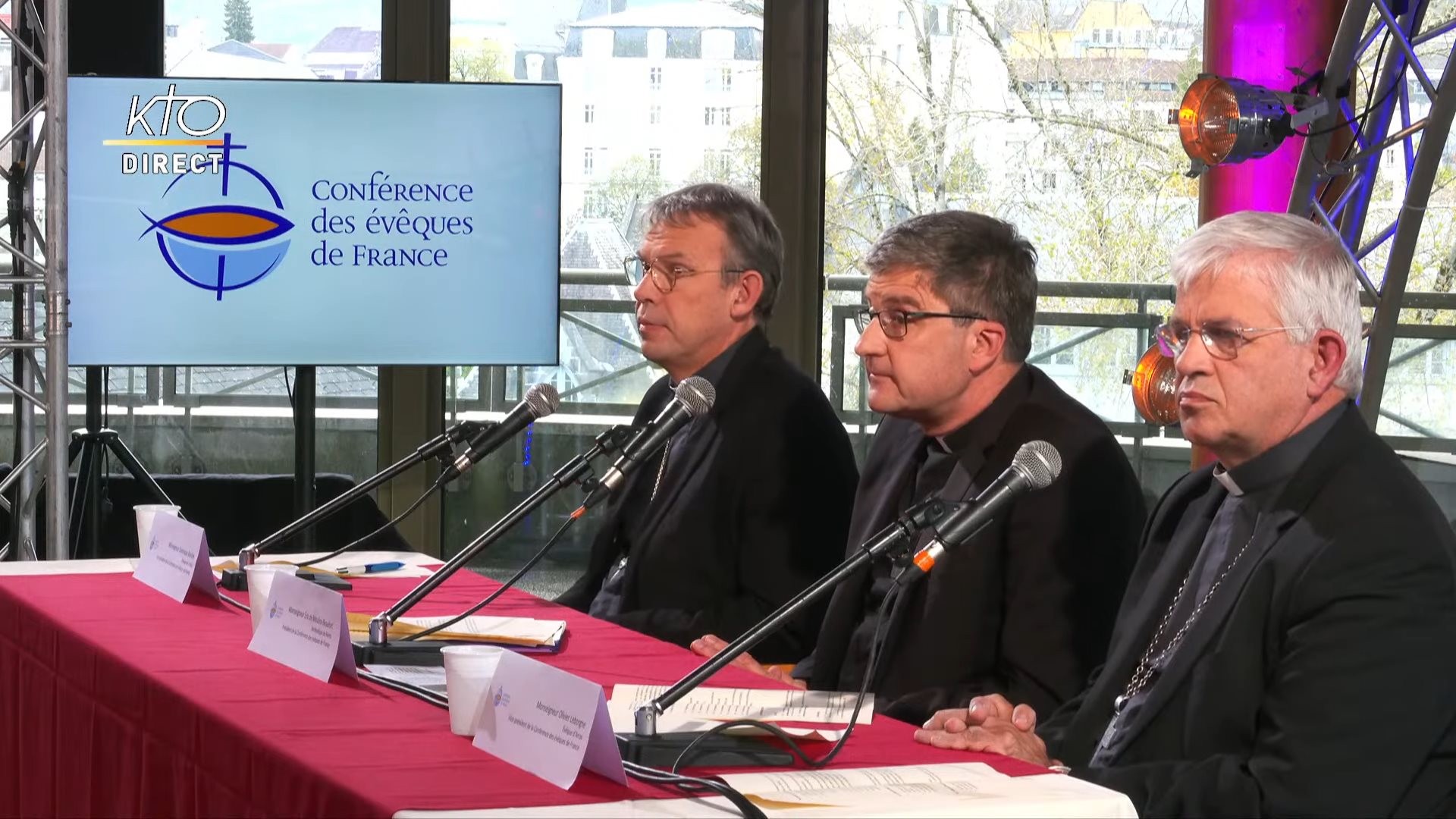 Los obispos franceses que presentaron los resultados del Reporte Sauvé en Lourdes, noviembre de 2021. Redes sociales de KTO. Los obispos franceses que presentaron los resultados del Reporte Sauvé en Lourdes, noviembre de 2021. Redes sociales de KTO.