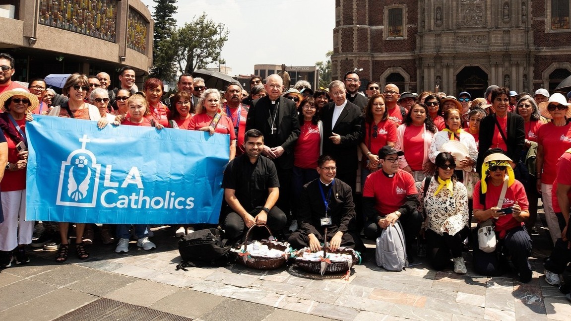 El arzobispo Gómez Velasco y los fieles de Los Ángeles que viajaron a la Basílica de Guadalupe en la Ciudad de México. Redes sociales de la arquidiócesis de Los Ángeles.