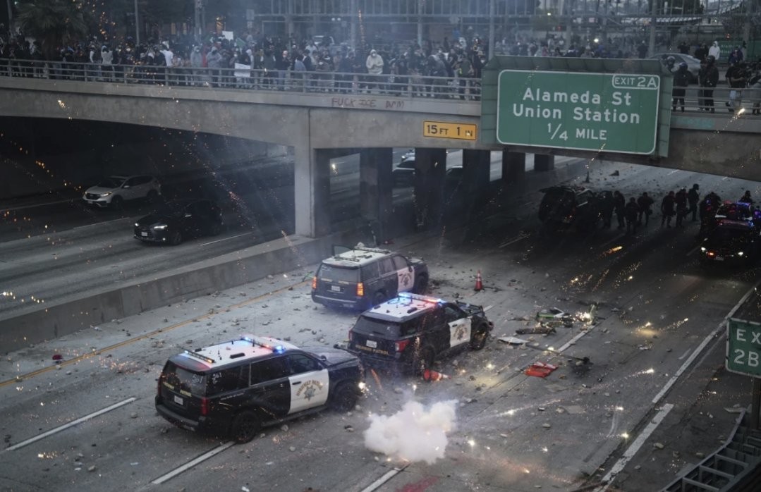 Newsom insta a defender la democracia y llama a la protesta pacífica