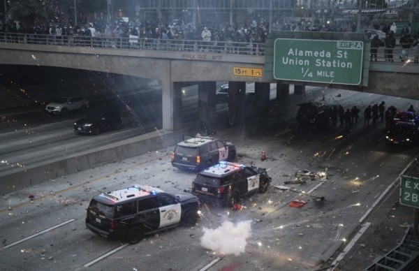 Newsom insta a defender la democracia y llama a la protesta pacífica