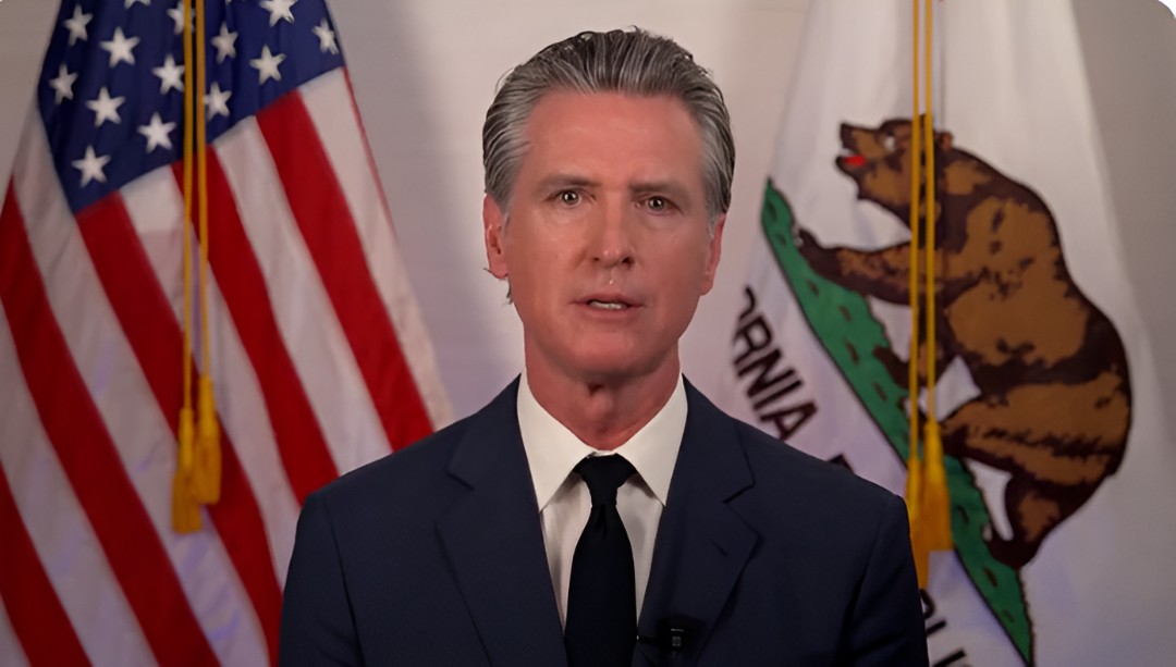 Newsom insta a defender la democracia y llama a la protesta pacífica