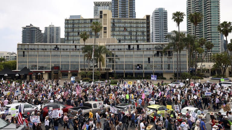 Marcha “No Kings“ el sábado 14 de junio de 2025 en San Diego, California. Foto: San Diego Tribune