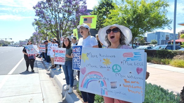 Protesta “No Kings“ moviliza a más de 60,000 personas en San Diego