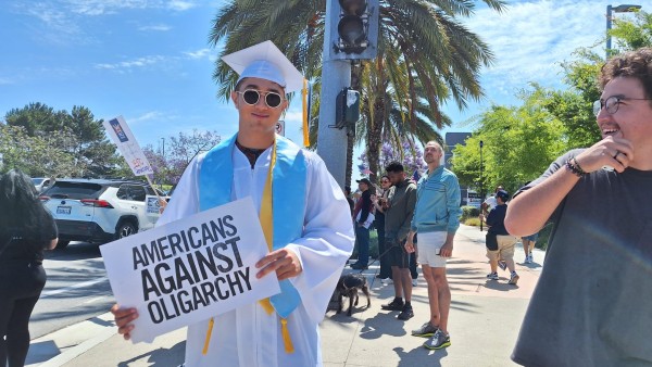 Protesta “No Kings“ moviliza a más de 60,000 personas en San Diego