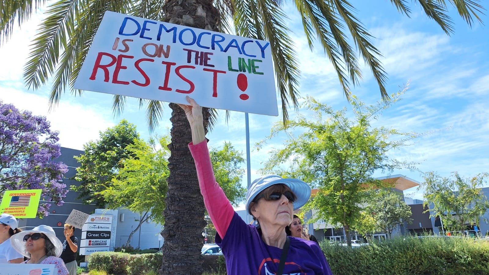 Protesta “No Kings“ moviliza a más de 60,000 personas en San Diego