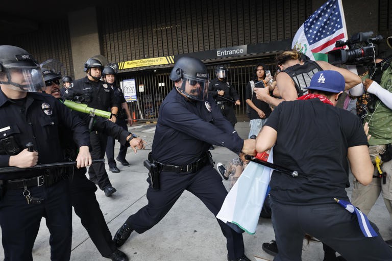 ICE tratando de someter a manifestantes en el centro de Los Ángeles. Foto: Los Ángeles Times.